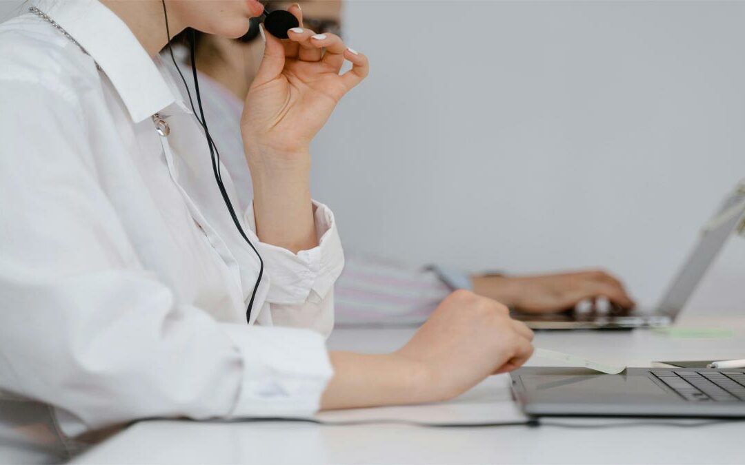 Téléassistance dans les services publics : les critères clés pour des usages RH adaptés