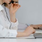 Téléassistance dans les services publics : les critères clés pour des usages RH adaptés