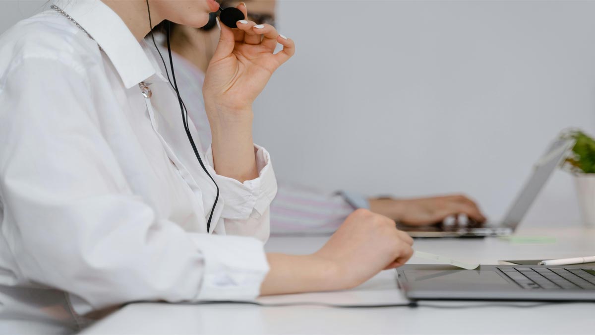 Téléassistance dans les services publics : les critères clés pour des usages RH adaptés
